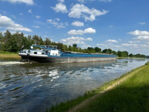 14. Vorher schwimmen der Micha und die Lea im Main- Donau Kanal