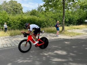 11. Basti kommt von hinten