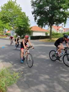 7. Jessi versucht alles bei dem Wind